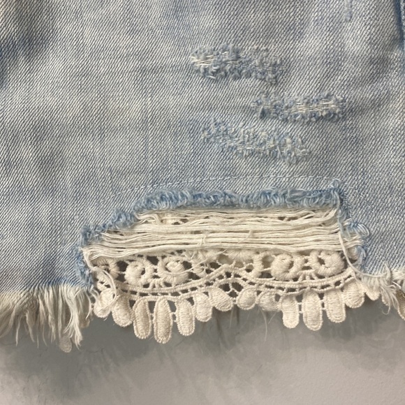 We The Free button fly light wash distressed denim shorts size 29 - Picture 5 of 8